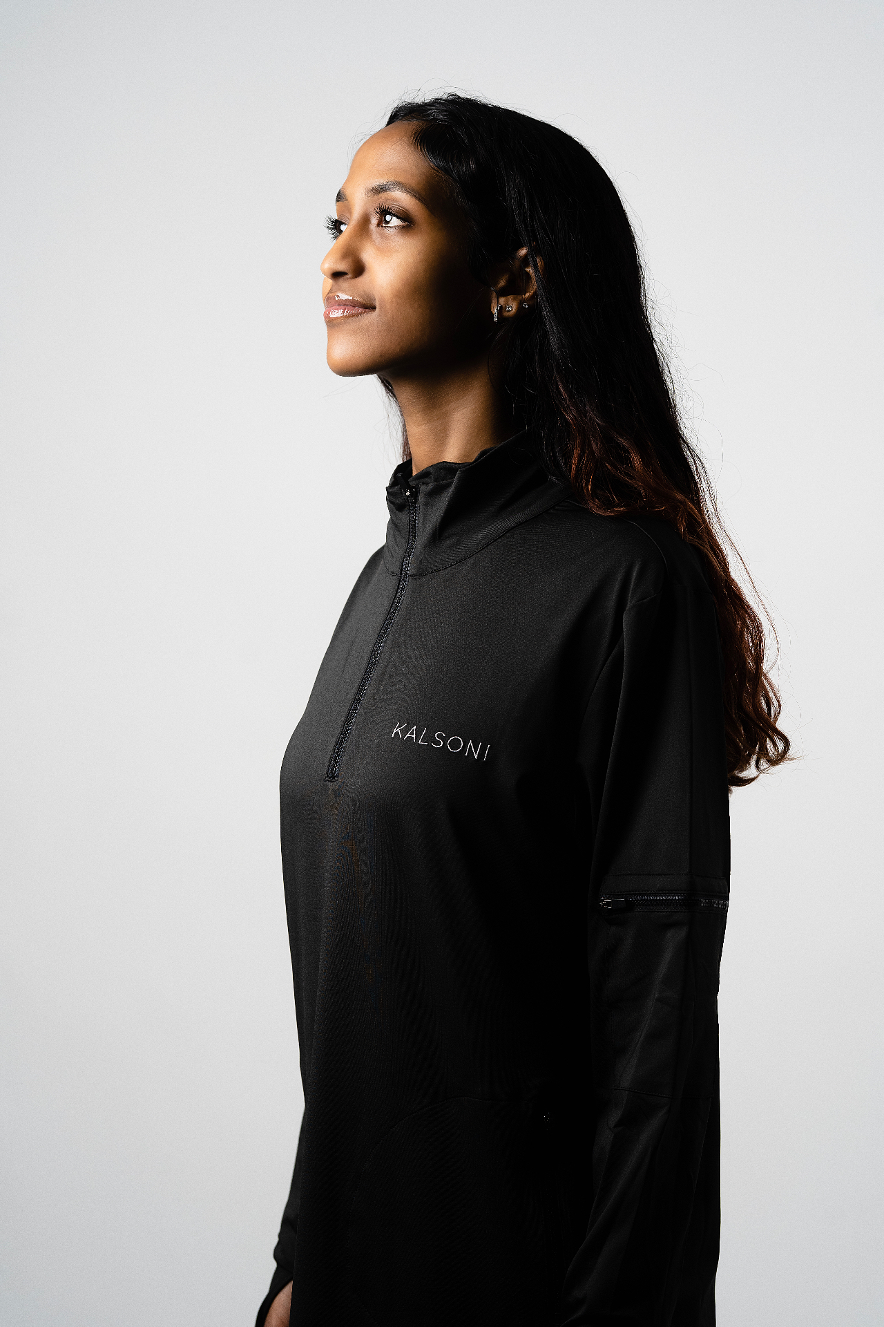 Kalsoni black activewear side portrait