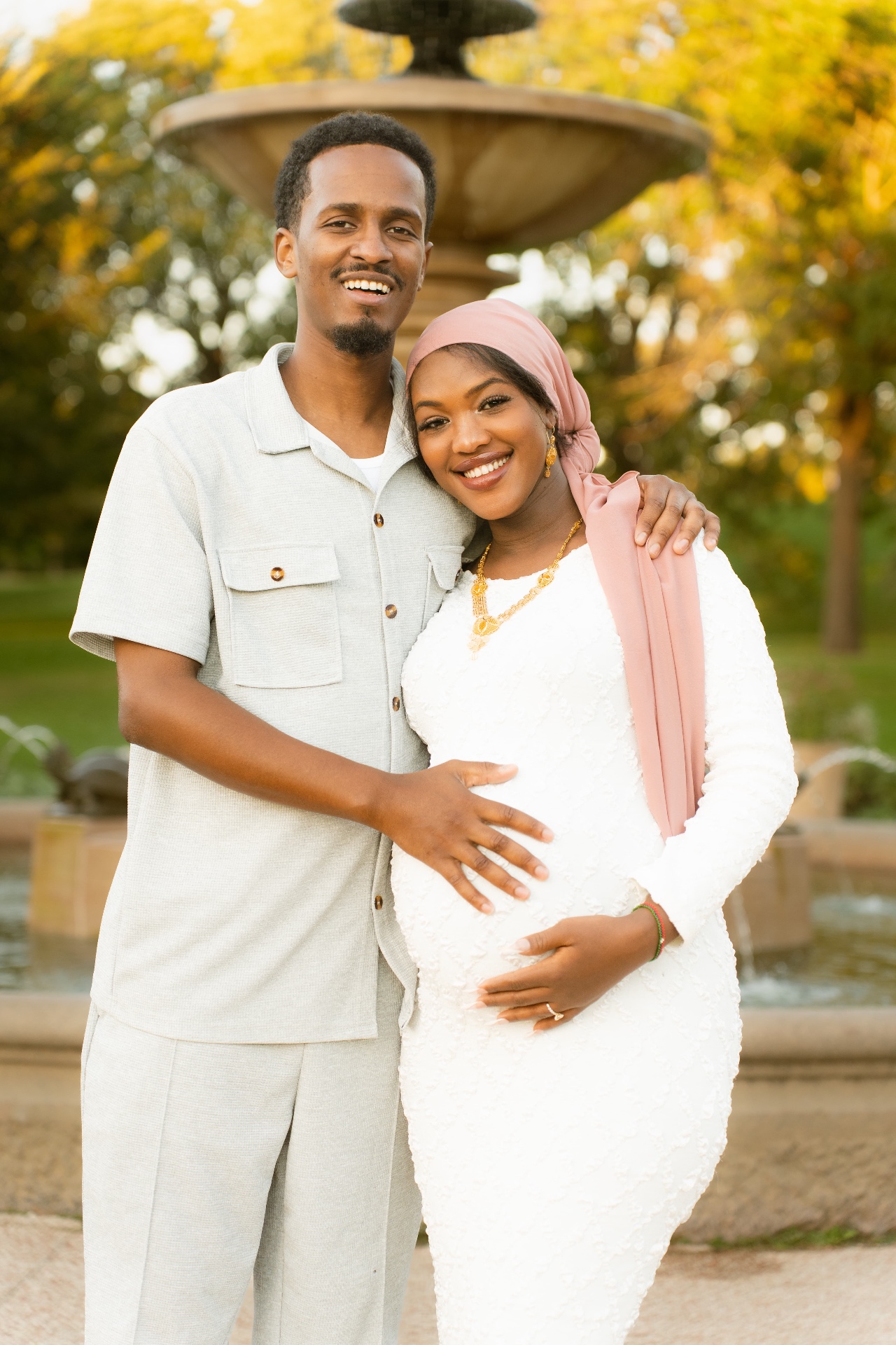 Maternity — couple by the fountain