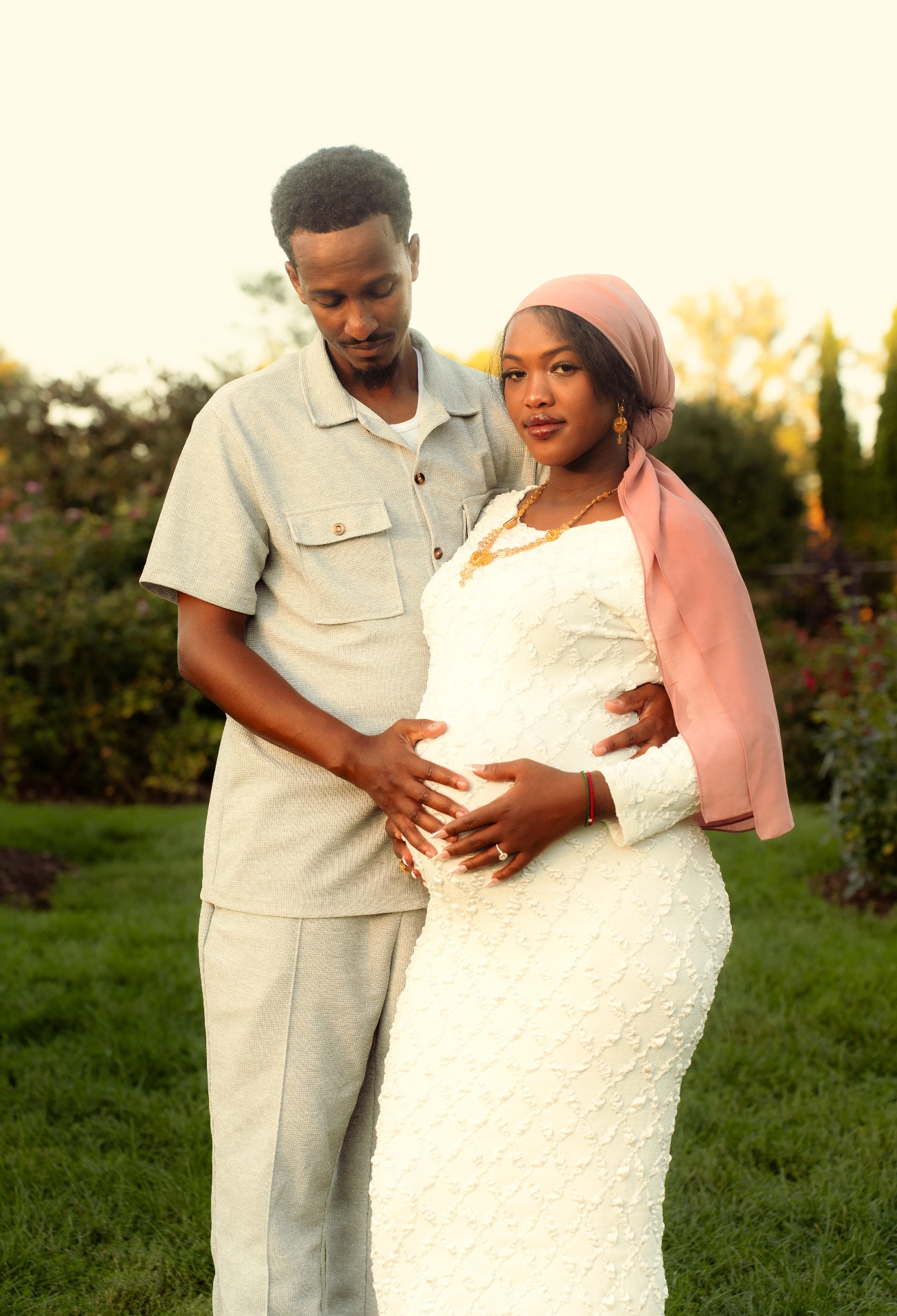 Maternity — couple in the garden